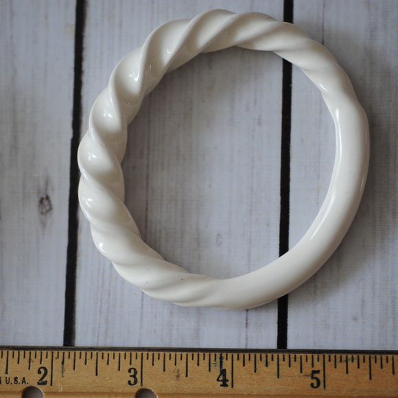 SOLD vintage white bangle bakelite plastic swirl - Picture 3 of 6